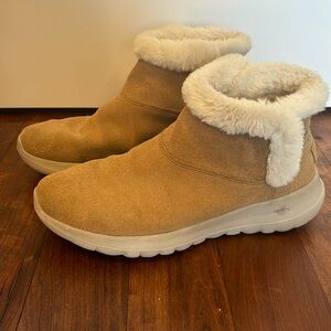 Skechers- SZ 8 On the GO Joy Bundle Up Cozy Ankle Boot